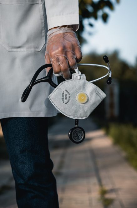 Lekarz trzymający maseczkę i stetoskop